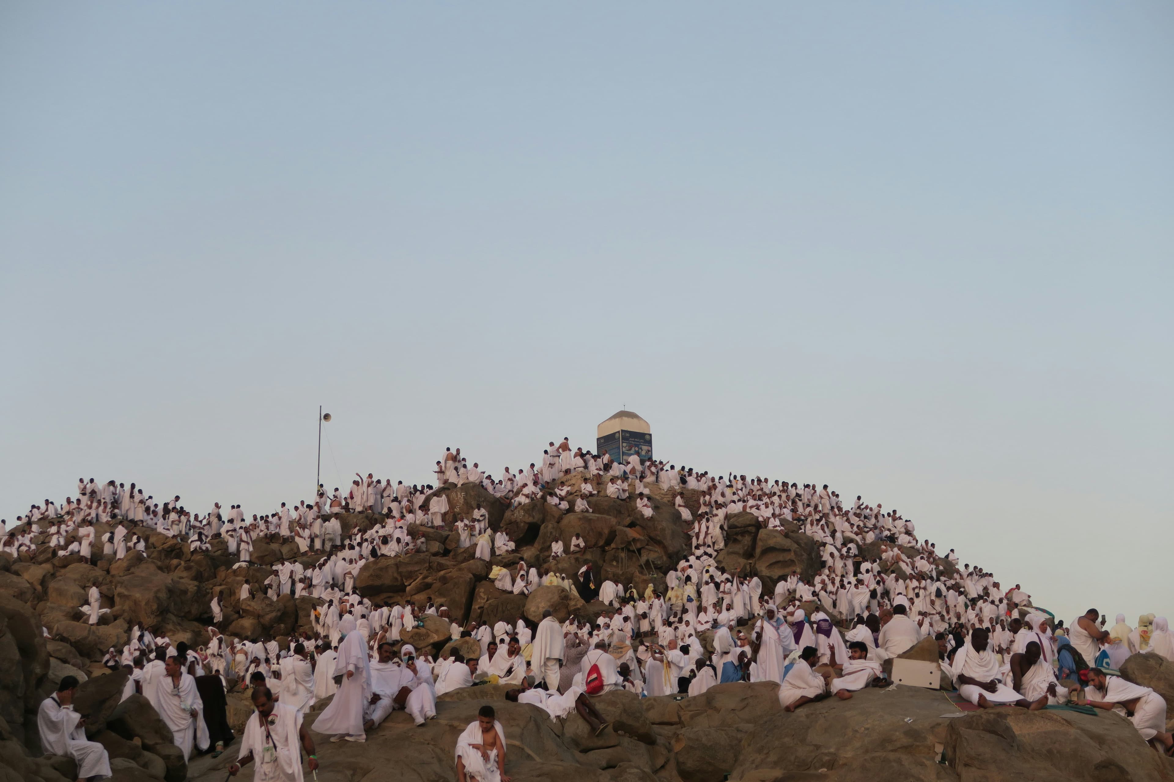 Pilgrims gathered on Jabal ar-Rahmah at Arafat